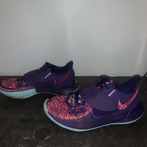 They are Kyrie basketball shoes. Dirty on the bottom everything else is nice.